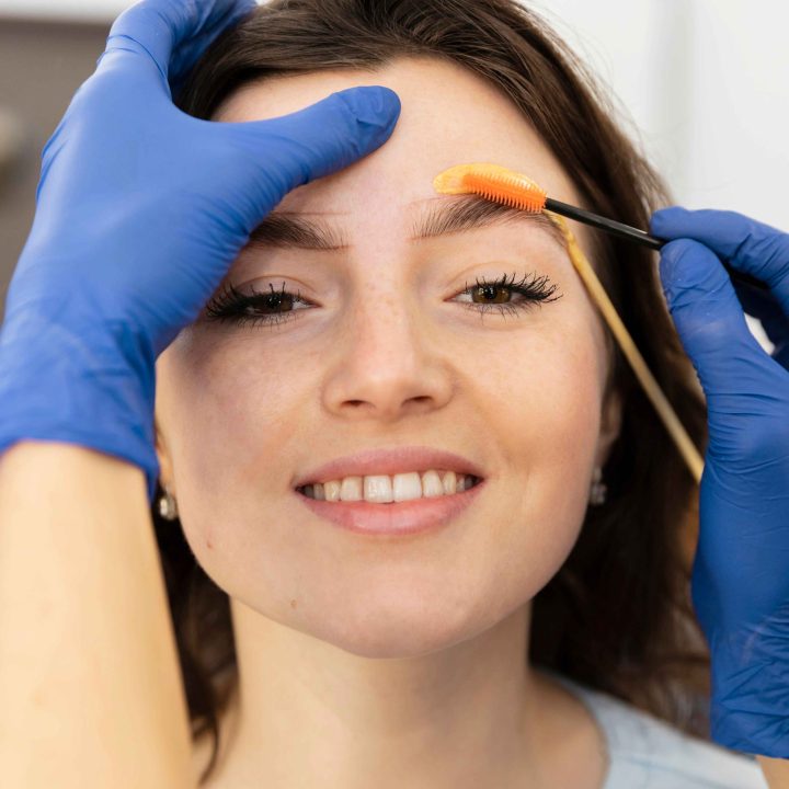 mujer-recibiendo-un-tratamiento-de-cejas